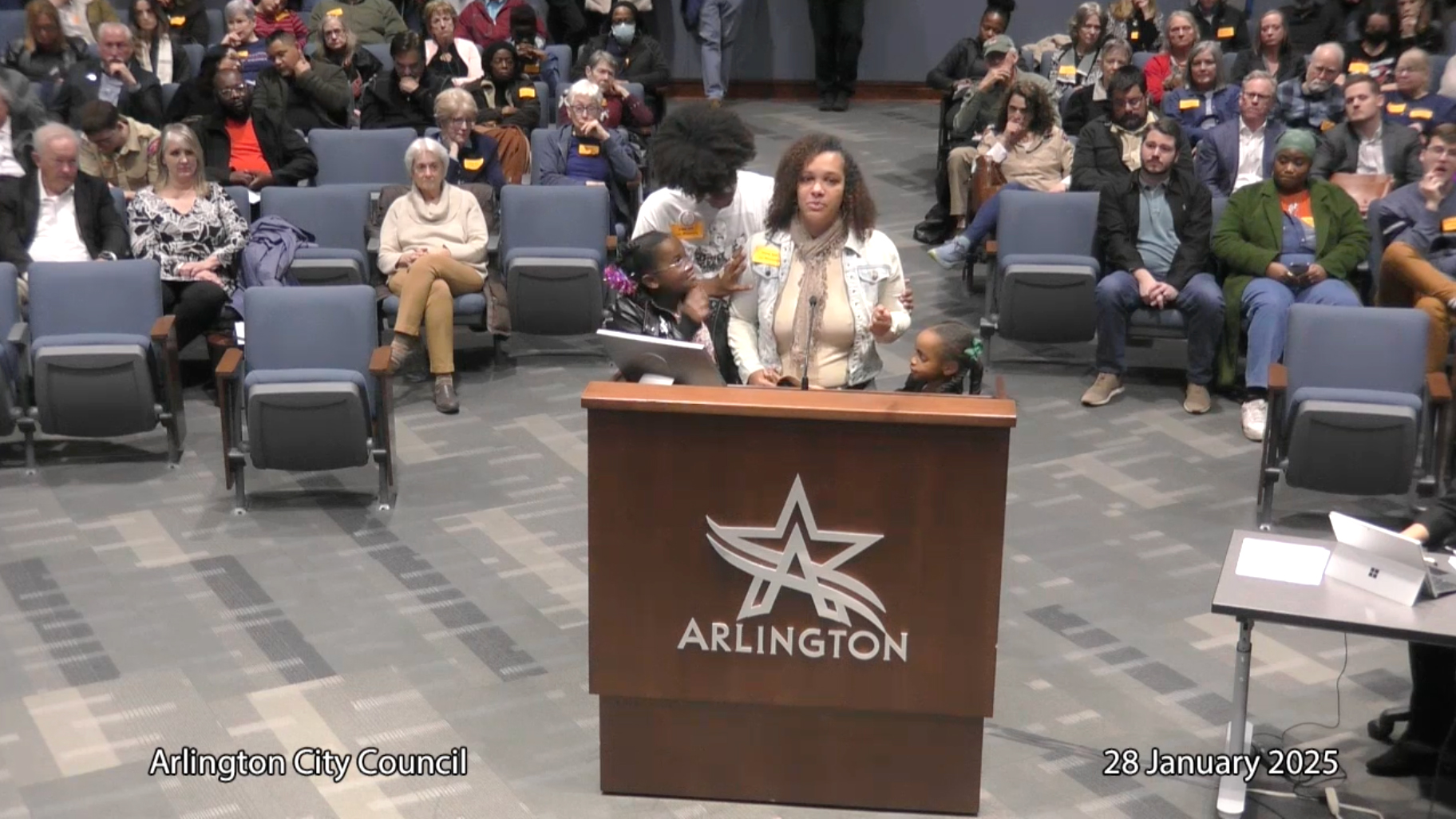 Rosalia Tejeda vive cerca del propuesto sitio de perforación de Maverick y asistió con sus tres hijos a la reunión del ayuntamiento de Arlington el martes para pedir que no se apruebe el proyecto. Crédito: City of Arlington